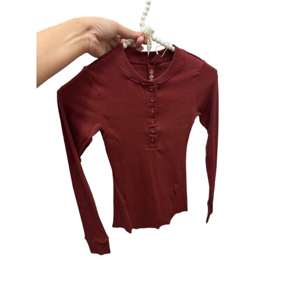 SKIMS Size XXS Cotton Rib Long Sleeve Henley Sangria Ribbed Shirt NWT - Picture 4 of 5